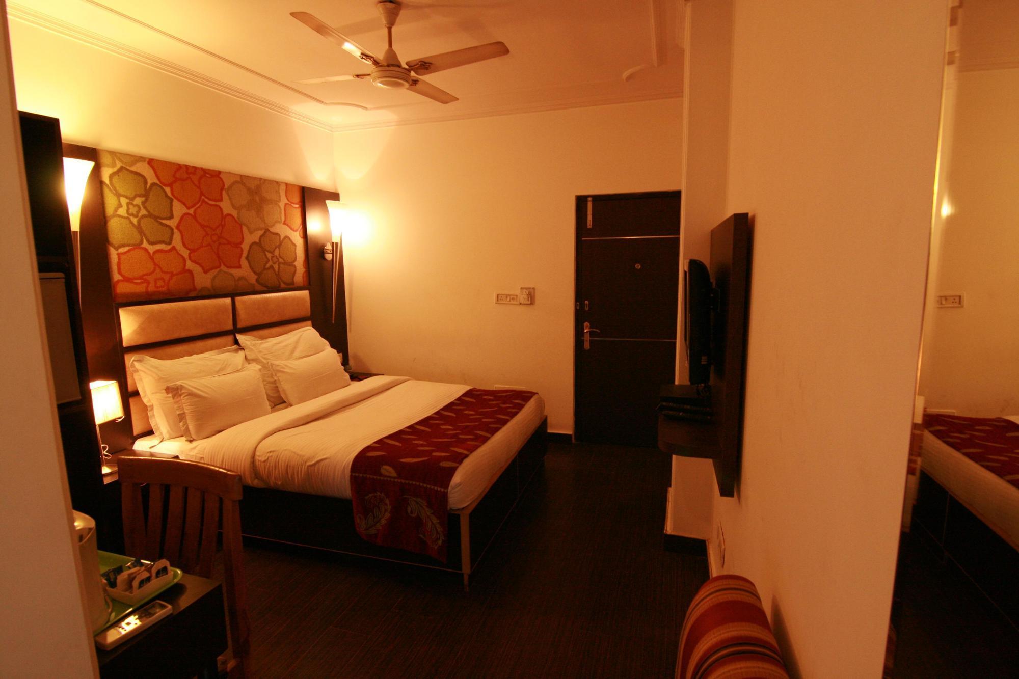 Hotel Sri Nanak Continental Delhi  Eksteriør billede