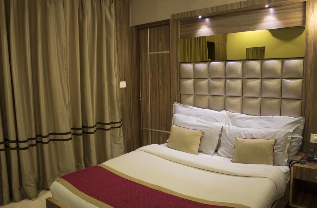 Hotel Sri Nanak Continental Delhi  Eksteriør billede