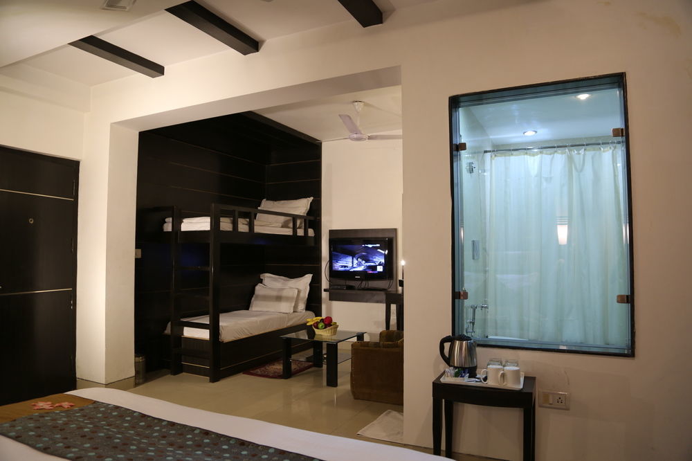 Hotel Sri Nanak Continental Delhi  Eksteriør billede