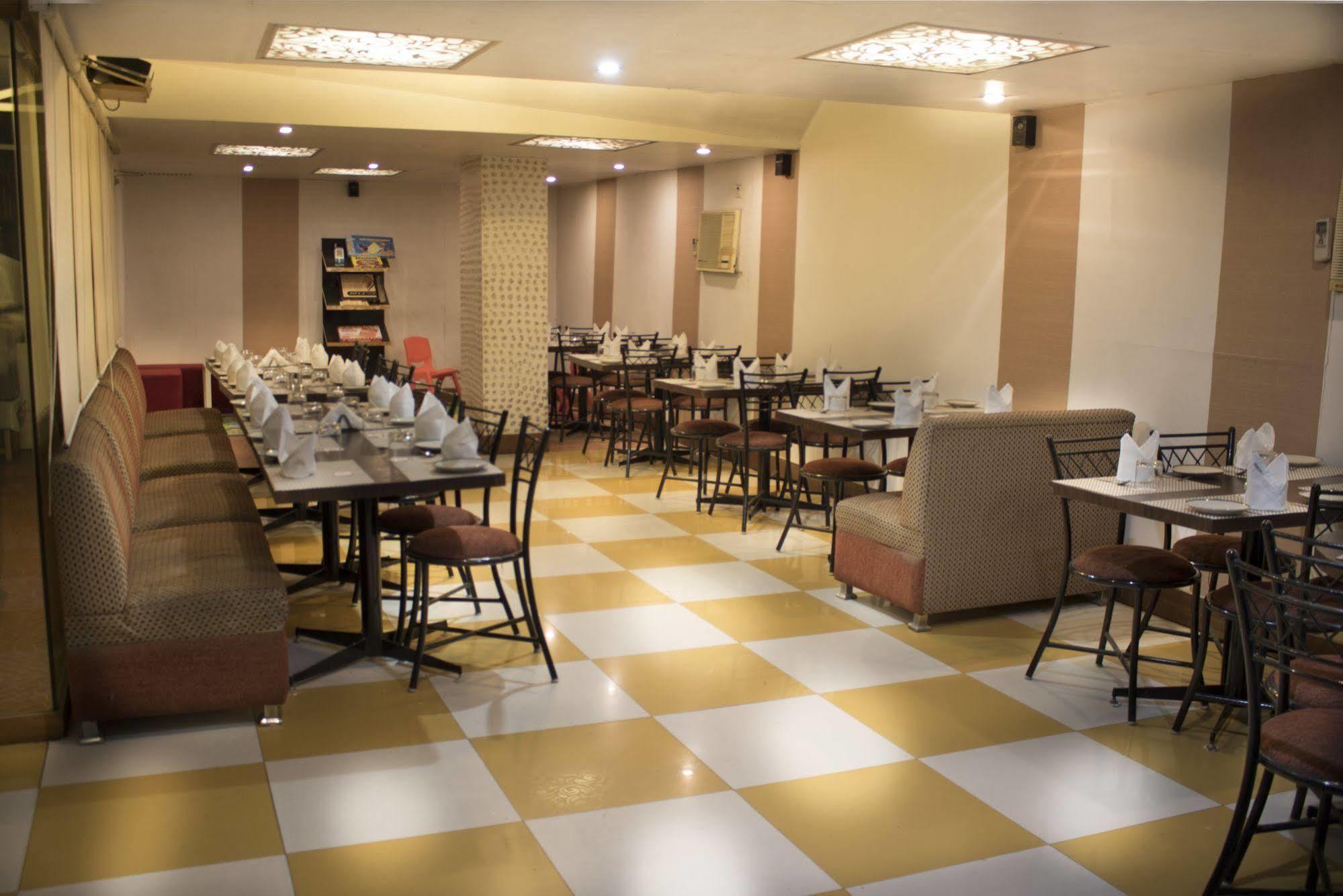 Hotel Sri Nanak Continental Delhi  Eksteriør billede