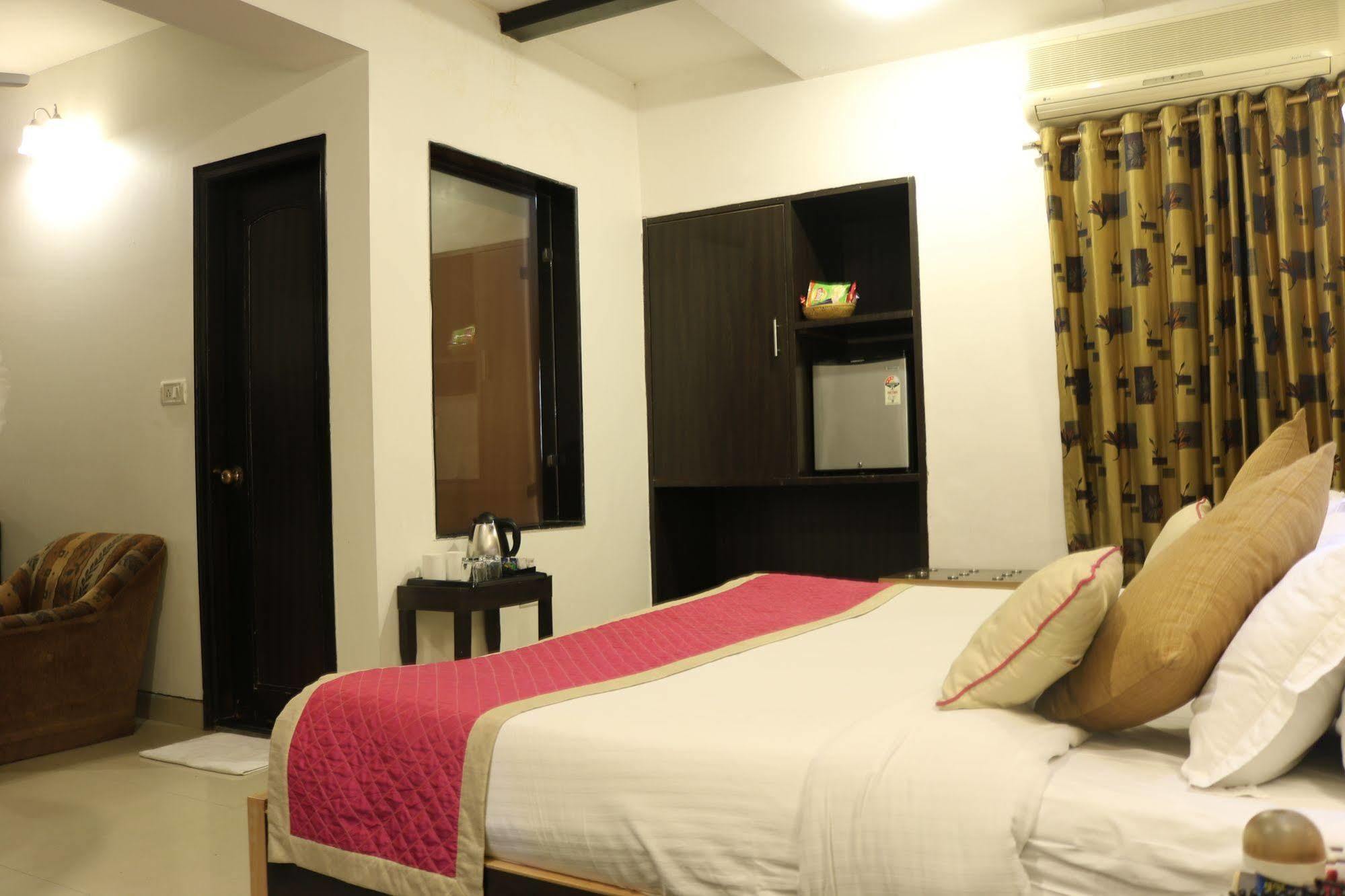 Hotel Sri Nanak Continental Delhi  Eksteriør billede