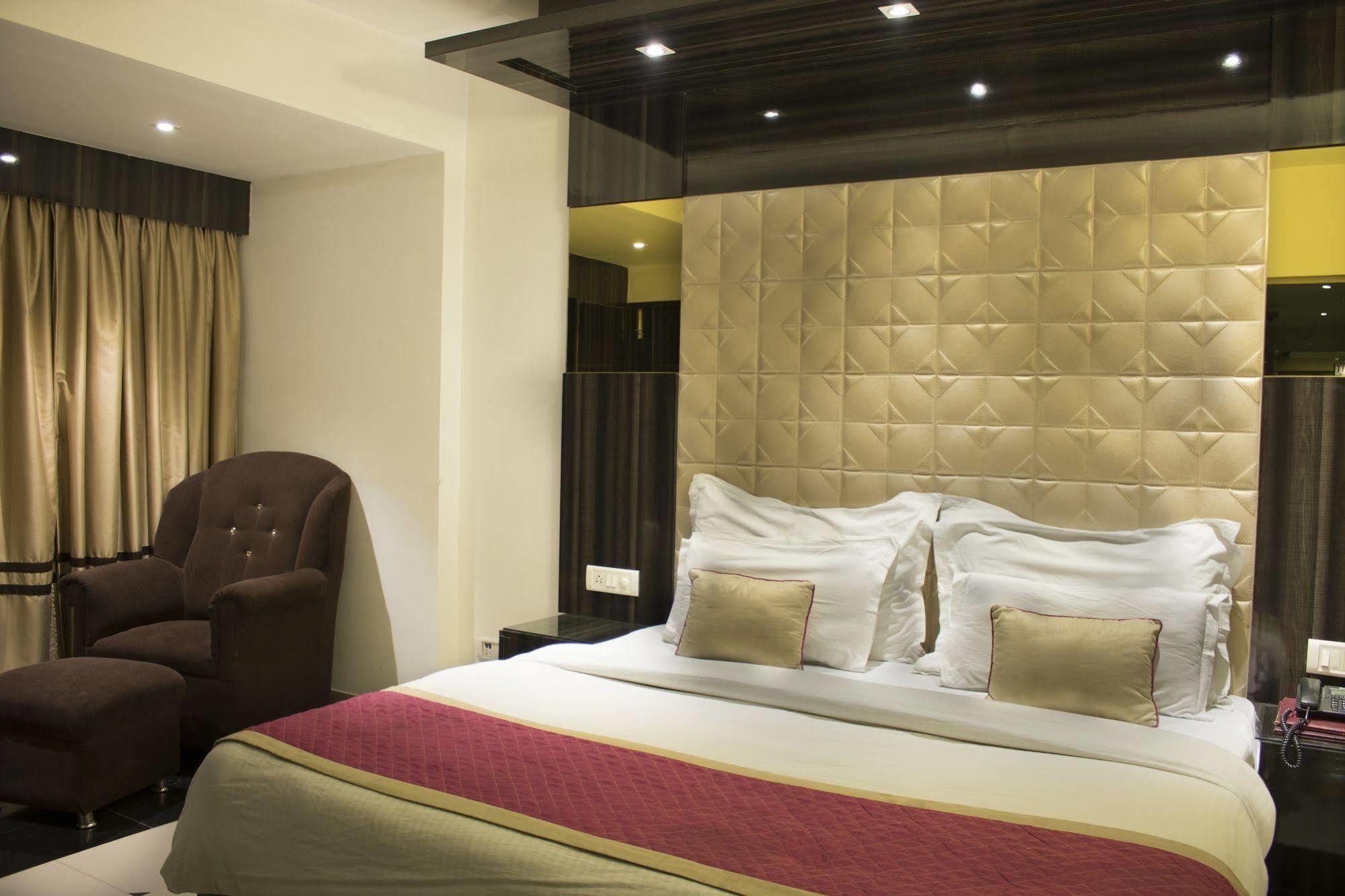 Hotel Sri Nanak Continental Delhi  Eksteriør billede