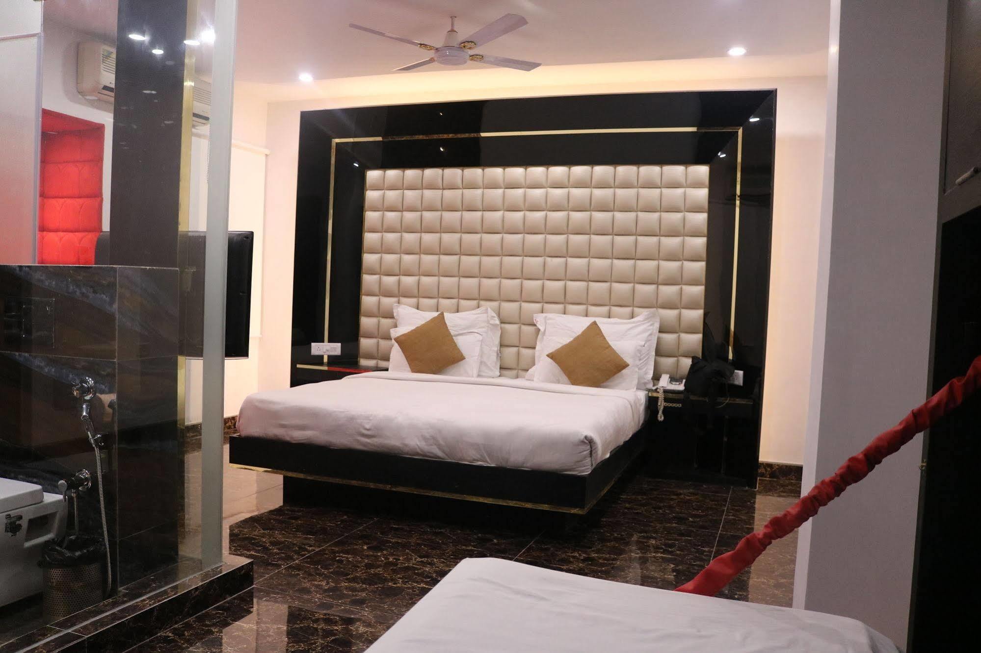 Hotel Sri Nanak Continental Delhi  Eksteriør billede