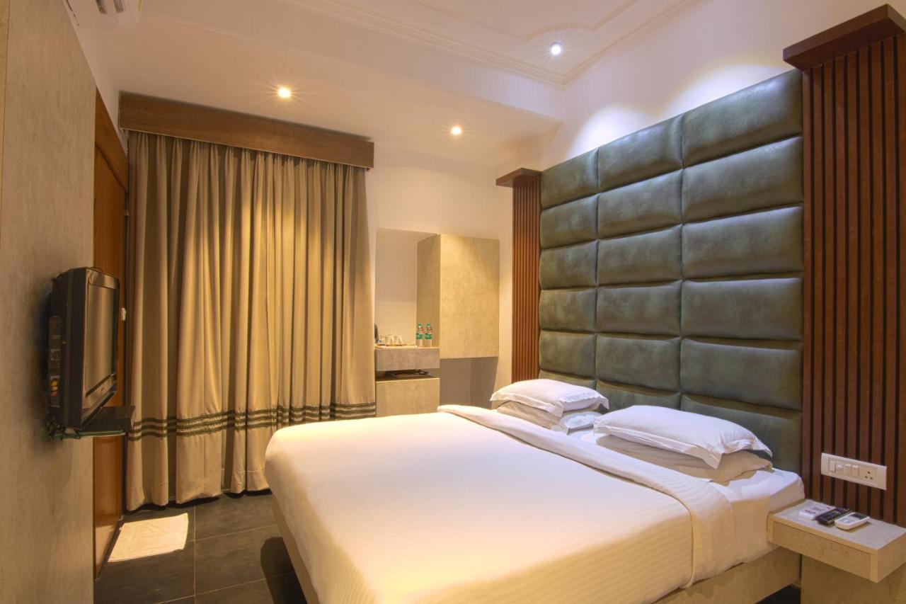 Hotel Sri Nanak Continental Delhi  Eksteriør billede